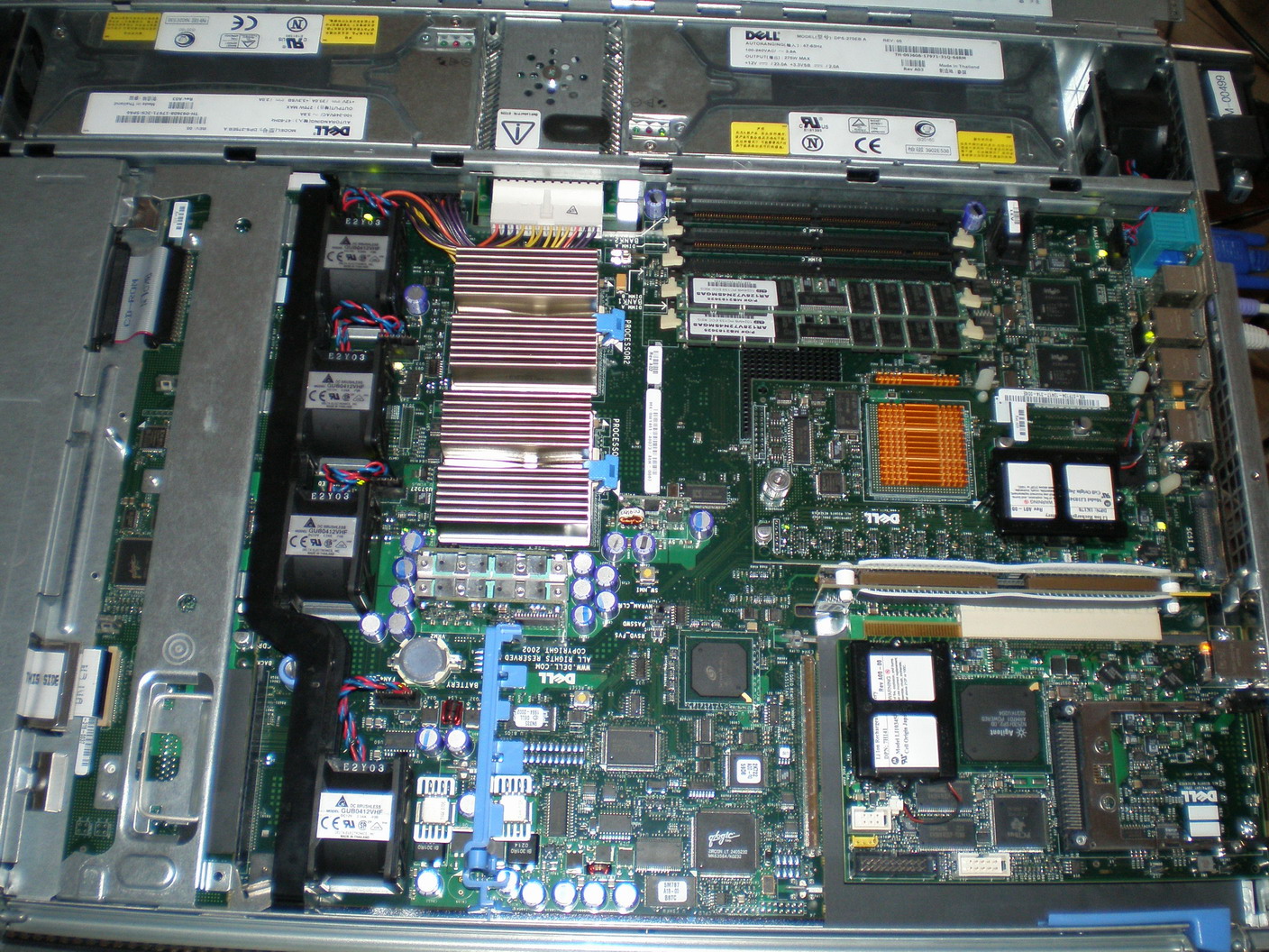 Detail motherboardu a napájení. V pravém dolním rohu je DRAC III.
