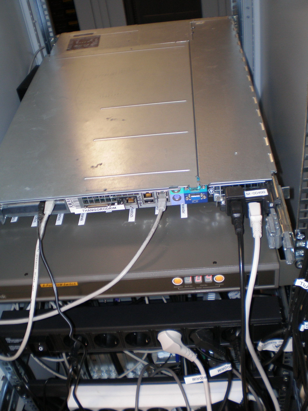 Server zezadu. Je patrné redundantní napájení a připojení k síti a napájení pro DRAC III.